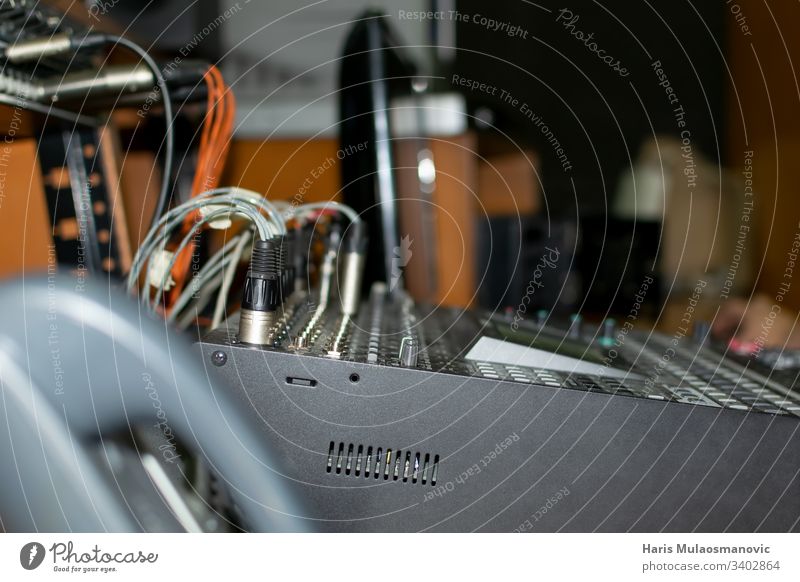Elektronischer Audio-Mixer mit Kabel im Studio Technik Gerät Klang Ingenieur Drähte Telefon Atelier Ausstrahlung dunkel arbeiten Station Technik & Technologie