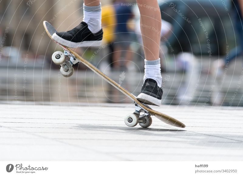Skateboard Aktion Jugendliche 1 Erwachsene Mann Sportler Skateboarding Skateboarderin Beine Boarding Skateplatz jung sportlich Sommer Lifestyle
