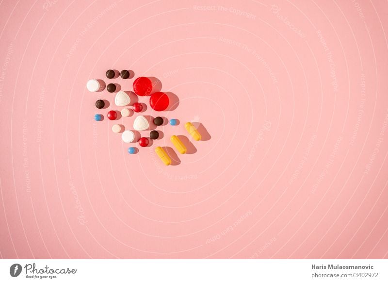 Buntes Pillenkonzept auf rosa Hintergrund Antibiotikum Kapsel Pflege Farbe farbenfroh Konzept Korona Design Medikament Arzneimittelprüfung Medikamente