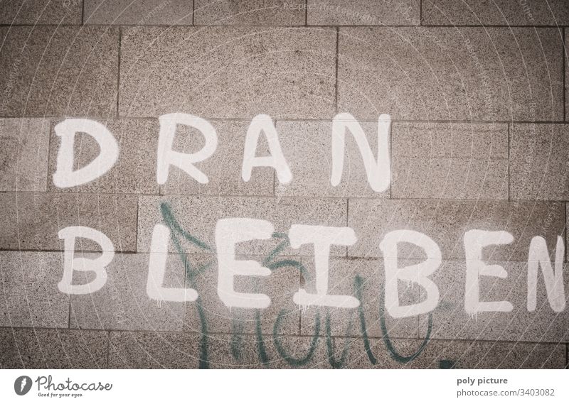 "Dran bleiben"-Graffiti Stadt Aggression Politik & Staat Widerstandskraft Dresden Deutschland Farbfoto Gedeckte Farben Außenaufnahme Mauer