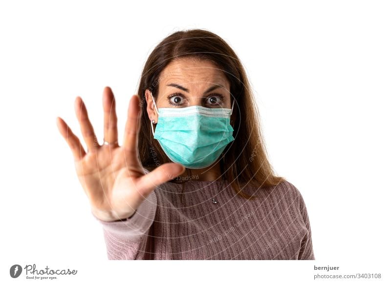 verängstigte Frau mit einer medizinischen Maske allergisch Coronavirus Maske frau maske gesicht grippe epidemie gesundheit coronavirus schutz infektion