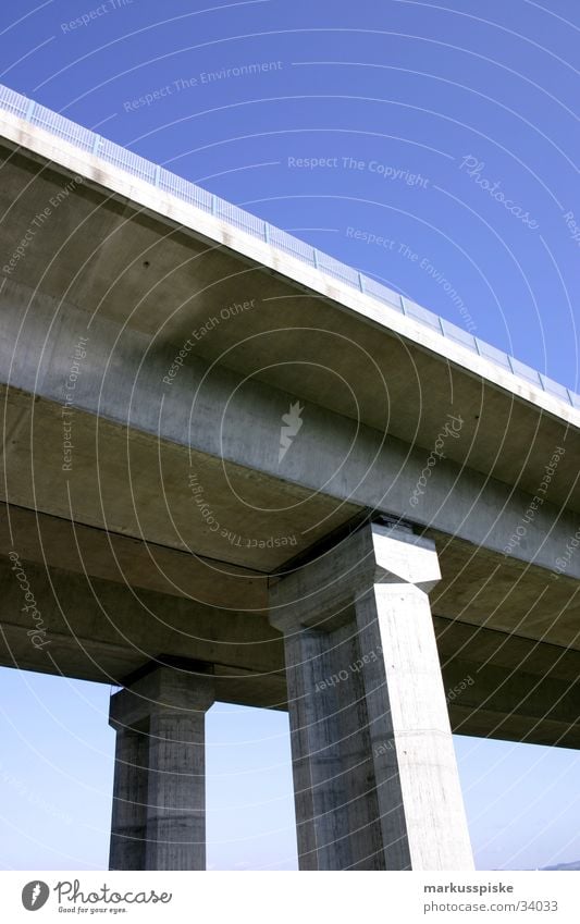 brückenpfeiler A9 Brückenpfeiler Beton Froschperspektive Autobahn Bauwerk Säule Himmel blau a9 Architektur