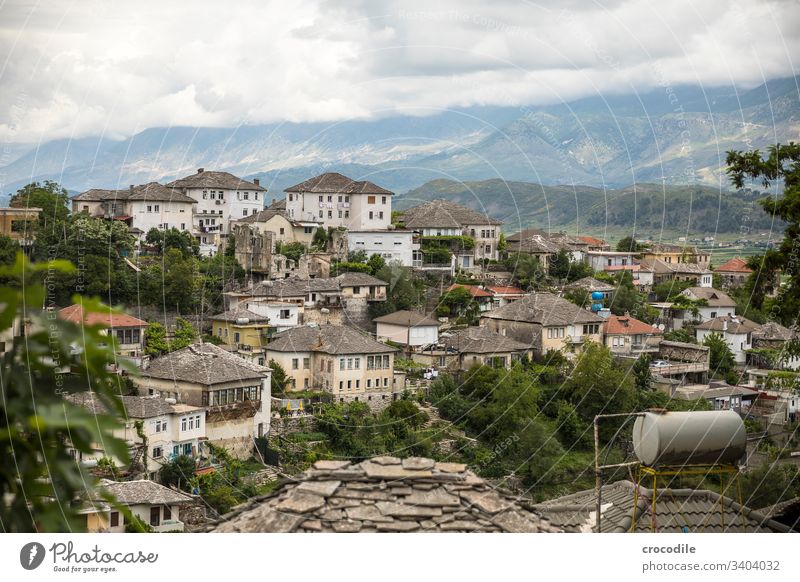 Blick auf die Altstadt von Gjirokaster, Albanien historisch Häuserzeile Stadt albanien Balkan Berge u. Gebirge UNESCO-Welterbe Wolken dächer Wassertank