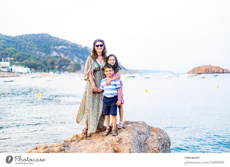 Mutter und Kinder an einer Felsenküste authentisch Strand Kap Kaukasier Kindheit Klippe Küste Tochter Kleid Familie Mädchen Fröhlichkeit Glück wandern Feiertag