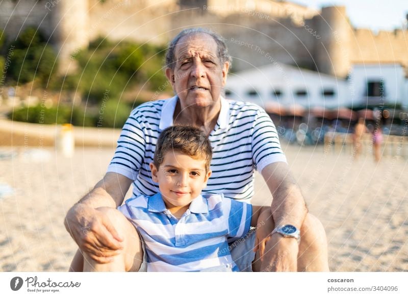 Porträt von Großvater und Enkel am Strand Junge Kaukasier heiter Kind Kinder Küste Genuss Familie Spaß Mädchen Enkelkind Enkelin Fröhlichkeit Glück habend