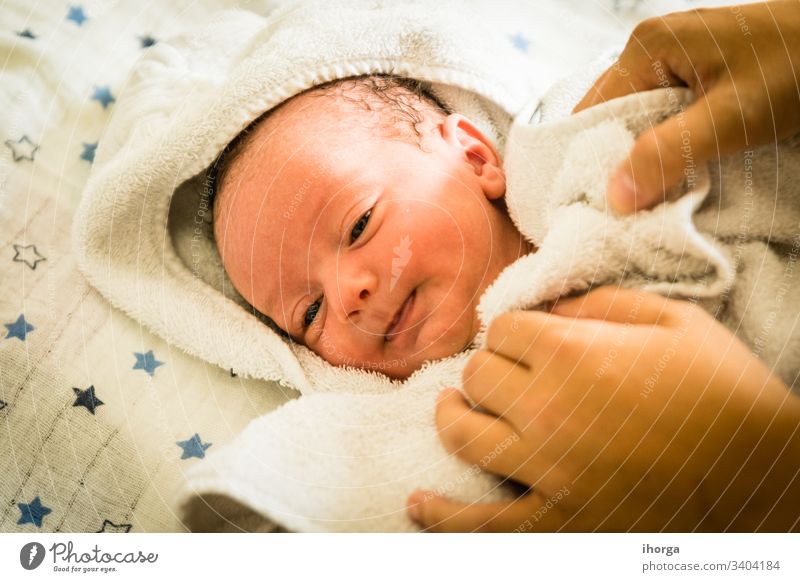 Neugeborenes zum Zeitpunkt seines Bades bezaubernd Baby schön Decke blau Born Junge Pflege Kaukasier heiter Kind Kindheit Sauberkeit Nahaufnahme bequem niedlich