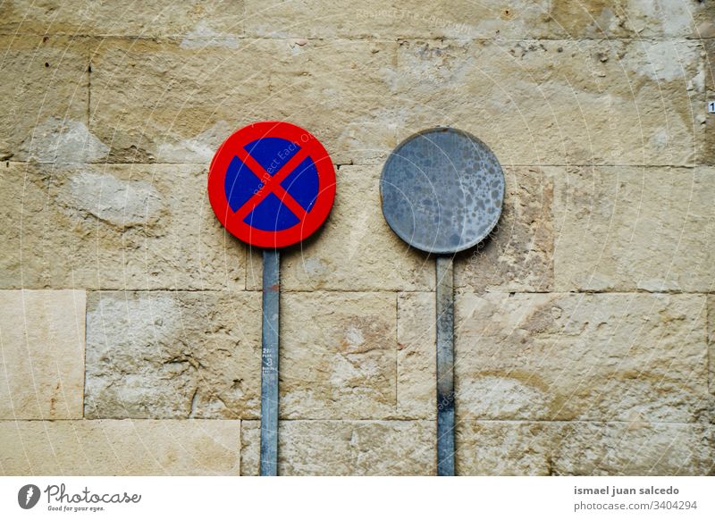keine Parkampel auf der Straße in der Stadt Bilbao Spanien Ampel Verkehrsgebot signalisieren rot blau parken verboten Ermahnung Großstadt Verkehrsschild Zeichen
