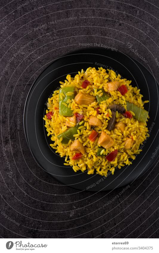 Gebratener Reis mit Huhn und Gemüse auf schwarzer Platte. Ansicht von oben asiatisch Hähnchen Chinesisch gekocht Küche lecker Speise Lebensmittel gebraten