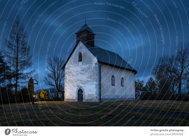 Gotische Kirche in einem Dorf in der Region Turiec, Slowakei. Slowakische Republik Jazernica Landschaft ländlich Architektur historisch Erbe Abend Blaue Stunde