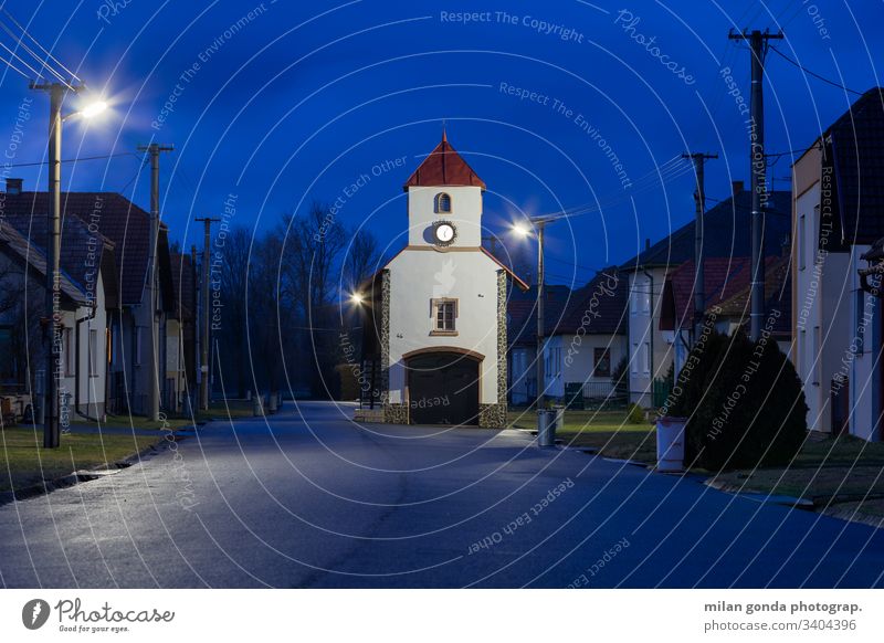 Turm im Dorf Borcova in der Region Turiec, Slowakei. Slowakische Republik Landschaft ländlich Architektur historisch Erbe Abend Blaue Stunde Straße