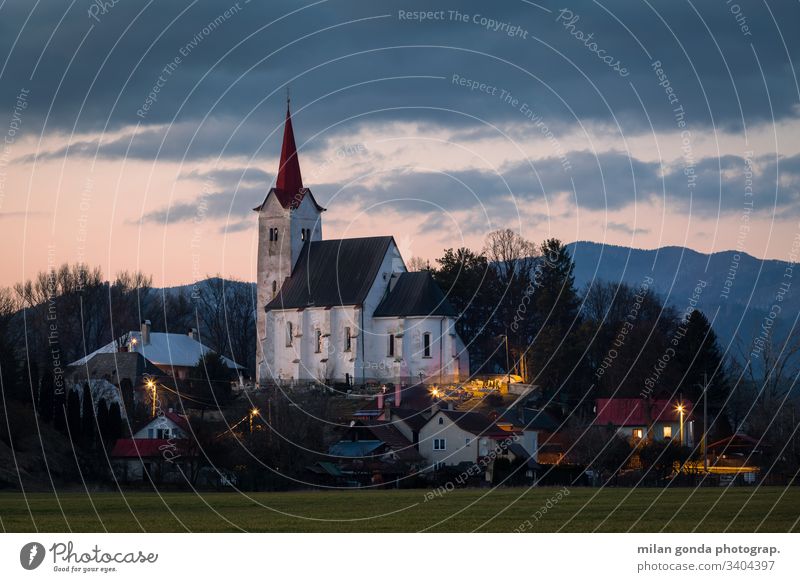 Kirche im Dorf Turciansky Dur in der Region Turiec, Slowakei. Slowakische Republik Landschaft ländlich Architektur historisch Erbe Abend Sonnenuntergang Berge