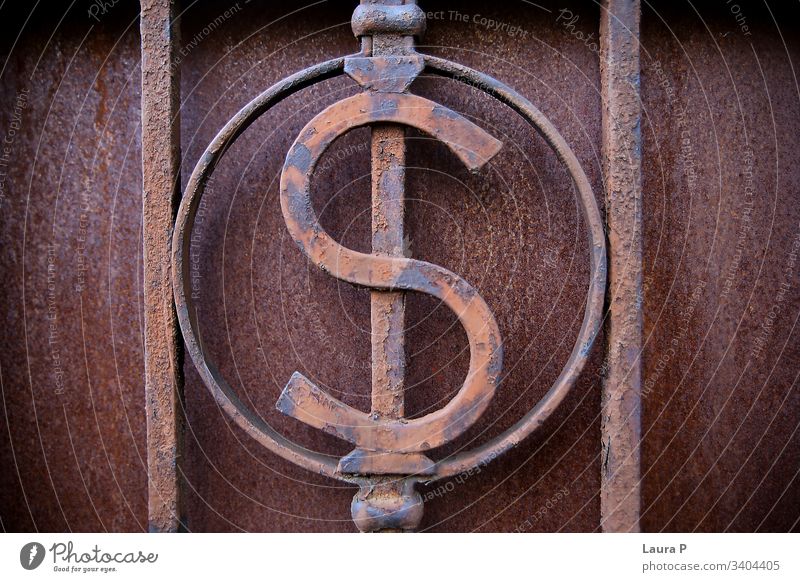 Nahaufnahme eines eisernen $-Dollarzeichens, Dekoration an einem Tor abschließen bügeln Zeichen Gate Dekoration & Verzierung rostig Groll Metall metallisch alt