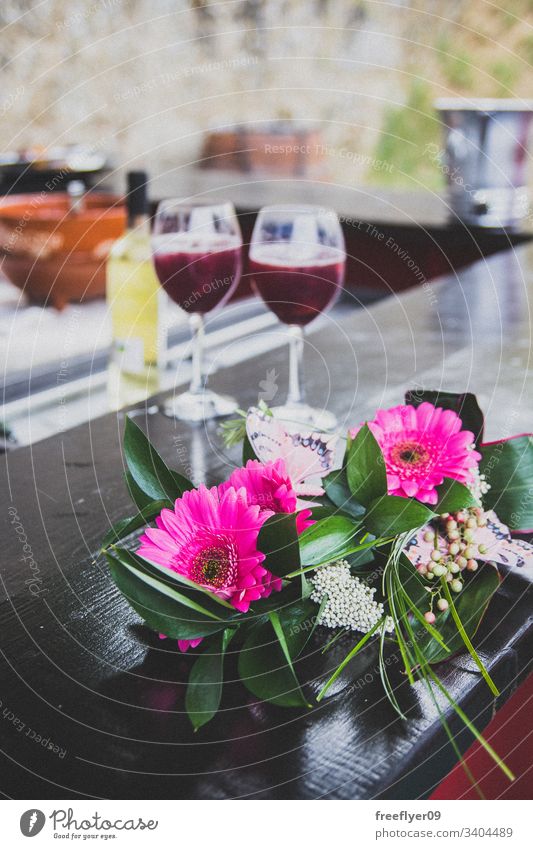 Filmfoto eines Blumenstraußes und zweier Weinbecher Hochzeit romantisch im Freien außerhalb blanko rosa Vereinigung Dekoration & Verzierung Anwesen grün atrezzo