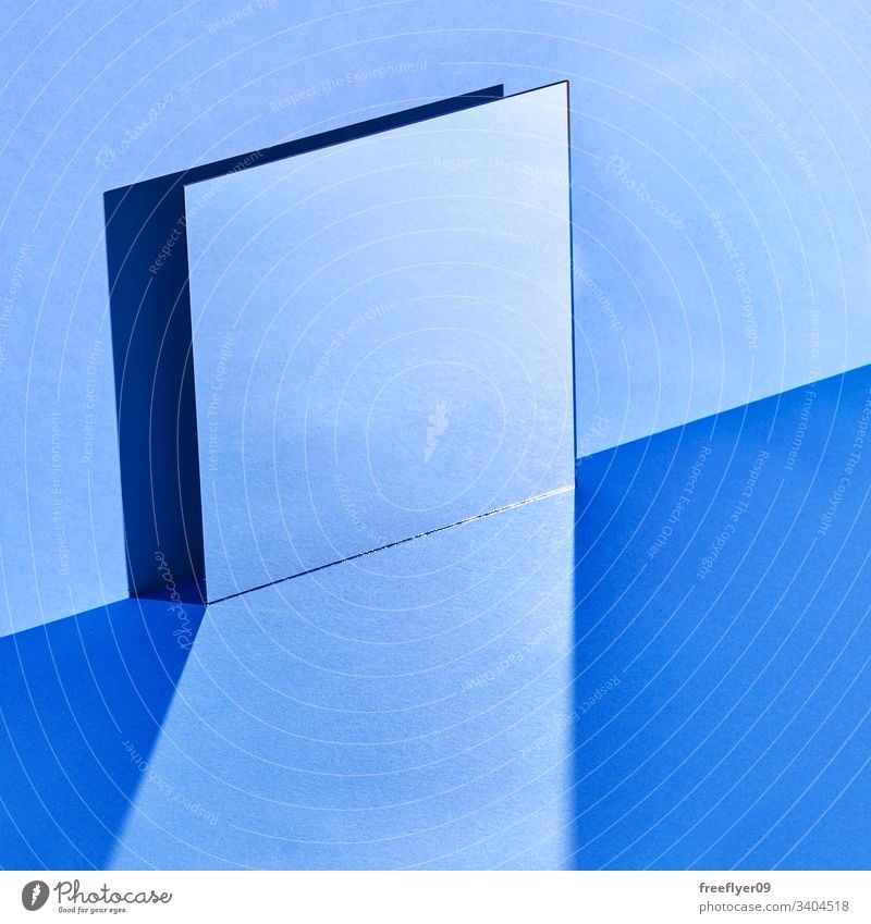 Stilleben-Raum mit einem Spiegel und hartem Licht blau noch Stillleben Wand Quadrat quadratisches Format kalt leer Niemand niemand Objekt Objekte Mode