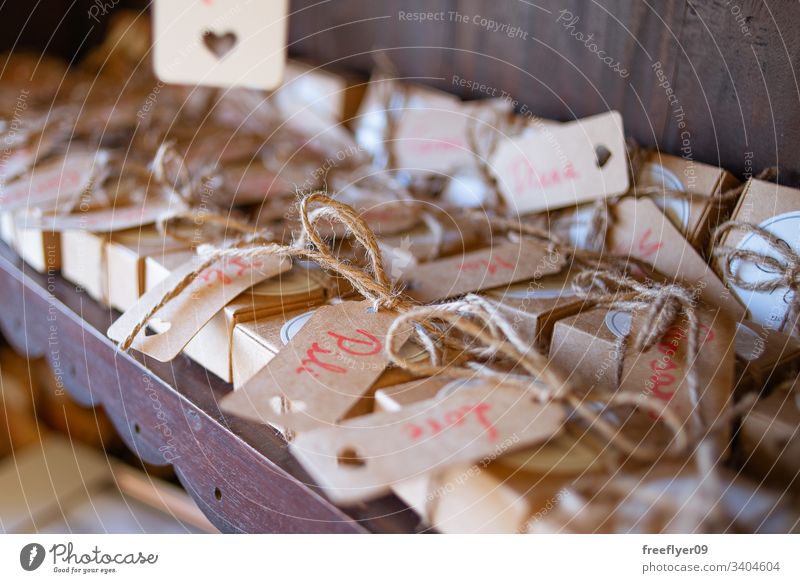 Geschenke bei einer Hochzeit mit Namen Kisten Karton braun Holz Überraschung Wünsche Anlass Verteilung verteilen Schleife Daten Fröhlichkeit dekorativ Rudel