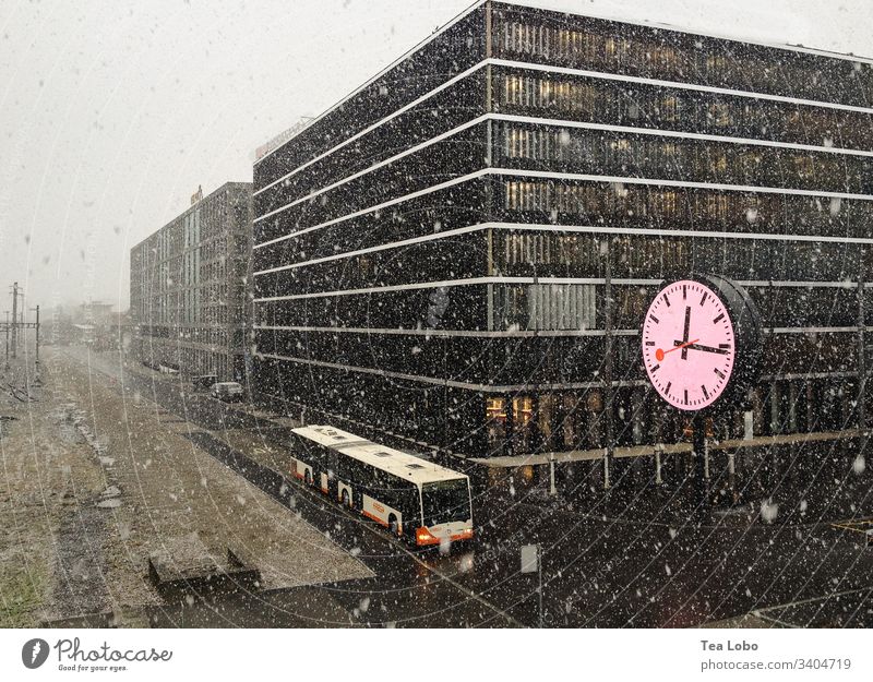 Uhr im Schnee Zeit Zifferblatt Winter Bus Großstadt Schneesturm sich[Akk] beeilen Zeitänderung Zeitmangel Außenaufnahme Eile Ziffern & Zahlen Mittagszeit