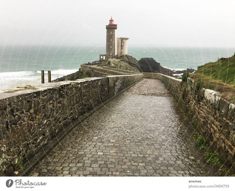 Leuchturm in der Bretagne Europa Tourismus Sehenswürdigkeit Architektur Reise Landschaft Natur Pflastersteine Küste Leuchtturm Ozean Weg See Wasser