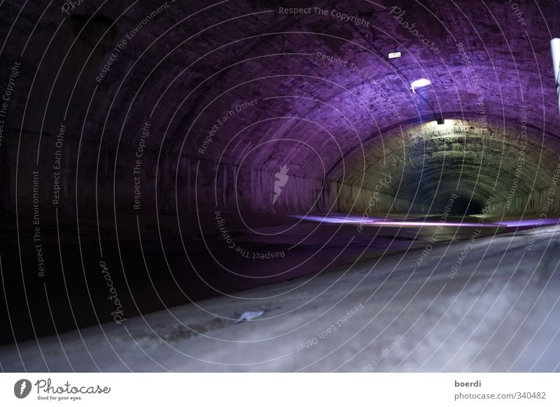 cHanel No. 5 Tunnel Kanal dunkel historisch Stadt Stimmung Röhren Kanalisation Farbfoto Innenaufnahme Textfreiraum unten Kunstlicht Lichterscheinung