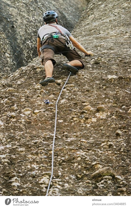 Kletterer an einer Felswand Boulder klettern bouldern Sport Freizeit & Hobby Lifestyle Mensch Freude Fitness junger Mann Sicherheit sichern Kraft Seil versuchen
