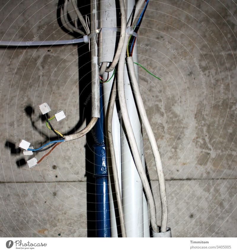 Verbindung gesucht! Rohr Röhre Metall Kunststoff Kabel Kabelbinder Leitungen Elektrokabel Lüsterklemme Licht und Schatten Wand Beton Menschenleer Gewirr