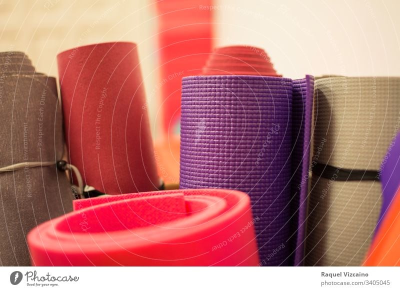 Viele farbige Yogamatten zusammen. Unterlage Pilates Sport Erholung Hobbie Gleichgewicht Wellness Gesundheit mental Körper passen Farben im Inneren