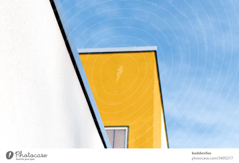 Gebäude aus der Froschperspektive Farbflächen blau gelb weiß minimalistisch Textfreiraum oben menschenleer Farbfoto