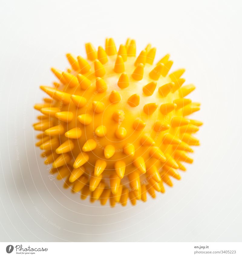 corona thoughts |Gelber Ball mit Stacheln - ein lizenzfreies Stock Foto