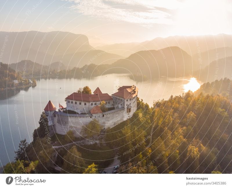 Mittelalterliche Burg am Bleder See in Slowenien im Herbst. geblutet Burg oder Schloss Wahrzeichen Landschaft Europa reisen Alpen Natur slowenisch Hügel