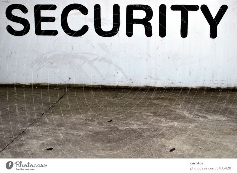 Sicherheit geht vor Security Kontrolle Durchsuchung Wand Überwachung Angst Schutz
