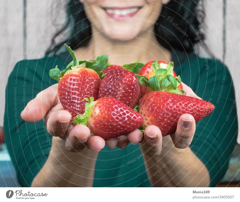 Menschliche Hände, die Erdbeeren anbieten erdbeeren Beeren Frühling geschmackvoll Ergänzungsmittel Lebensmittel Hand Beteiligung Diät Dessert Finger Angebot