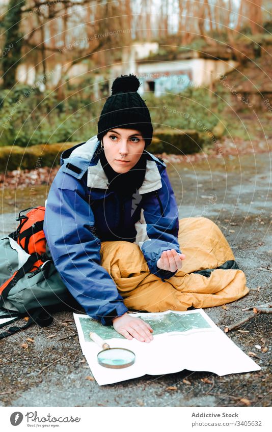 Wanderer, die mit Karte und Kompass in der Landschaft navigieren Landkarte Reisender prüfen topographische Karte Lupe Boden Gerät Kartographie Werkzeug