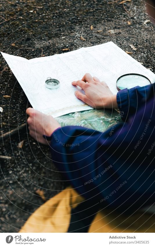 Nicht erkennbarer Wanderer, der mit Karte und Kompass in der Landschaft navigiert sich orientieren Landkarte Frau Backpacker Suche Örtlichkeit Trekking Herbst