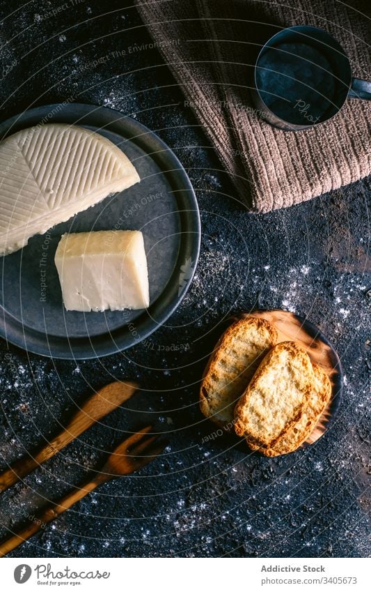 Käse und Toast auf unordentlichem Tisch Zuprosten Küche Lebensmittel Utensil Serviette rustikal geschmackvoll Mahlzeit selbstgemacht Feinschmecker frisch lecker