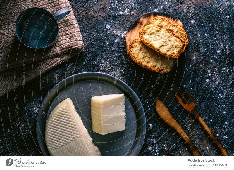 Käse und Toast auf unordentlichem Tisch Zuprosten Küche Lebensmittel Utensil Serviette rustikal geschmackvoll Mahlzeit selbstgemacht Feinschmecker frisch lecker