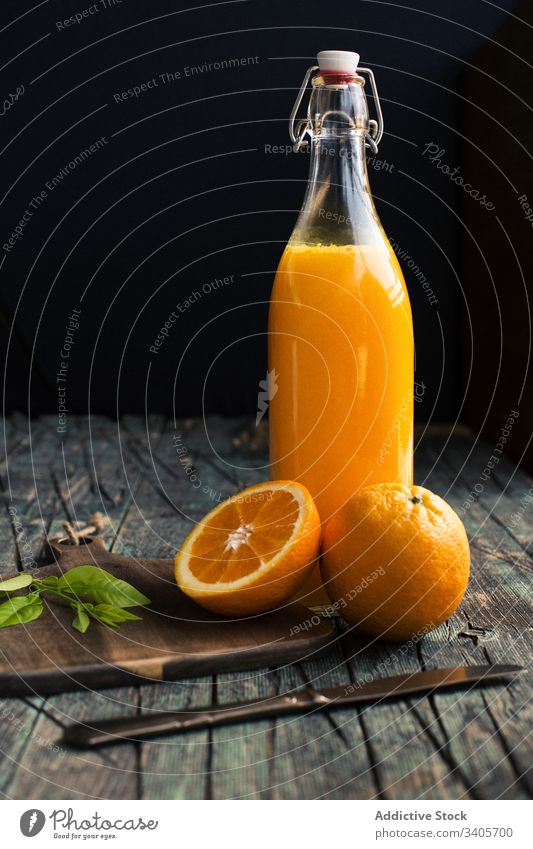 Orangensaft in der Flasche Saft orange Hälften frisch Veganer Tisch Küche Sommer Vitamin Frucht Zitrusfrüchte exotisch mischen reif Gesundheit trinken Getränk