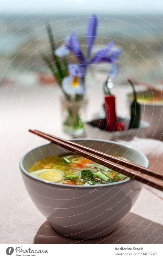 Orientalische Nudelsuppe in einem Restaurant Lebensmittel Ramen Nudeln Suppe asiatisch Chinesisch weiß Vegane Ernährung Gemüse Vegetarier gesunde Ernährung Ei