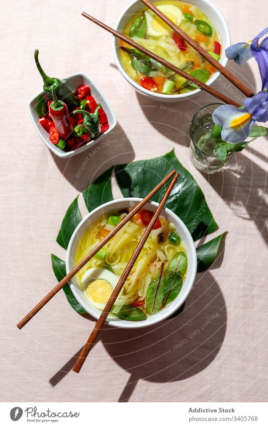 Orientalische Nudelsuppe in einem Restaurant Lebensmittel Ramen Nudeln Suppe asiatisch Chinesisch weiß Vegane Ernährung Gemüse Vegetarier gesunde Ernährung Ei