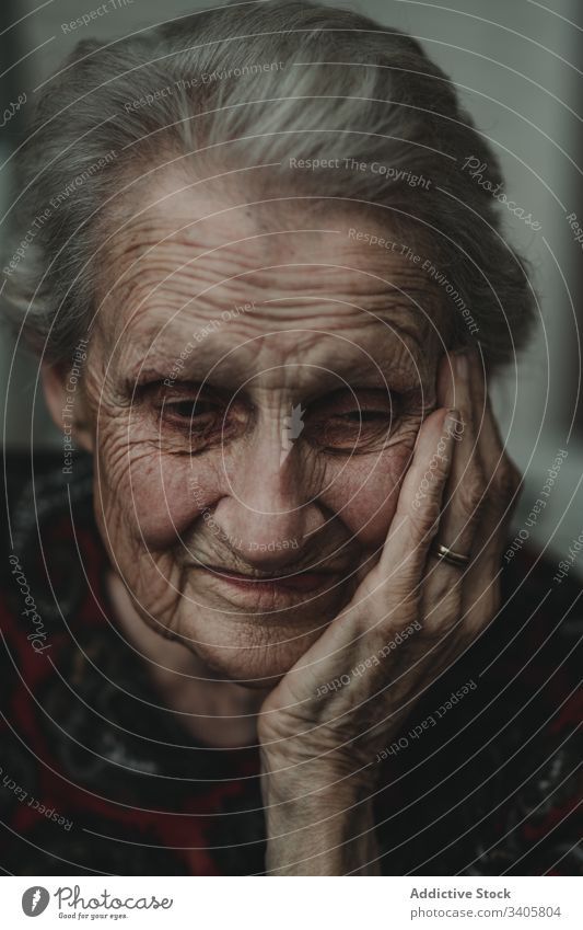 Nachdenkliche ältere Frau berührt Gesicht Hautfalten Gesicht berühren erinnern Gedächtnis besinnlich ruhig graues Haar Art Vorschein Individualität