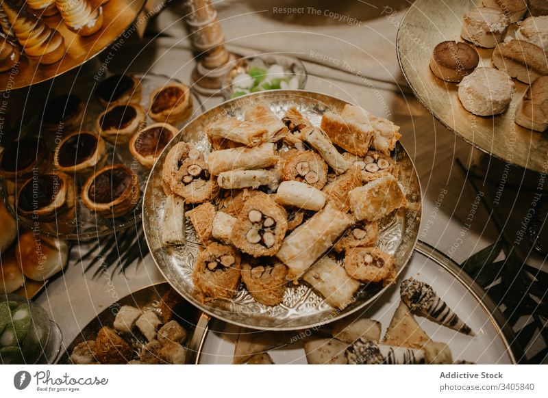Zierteller mit frischem Gebäck Festessen Tisch Teller feiern Rezeption Hochzeit Lebensmittel geschmackvoll süß Dessert Snack Küche Tradition lecker