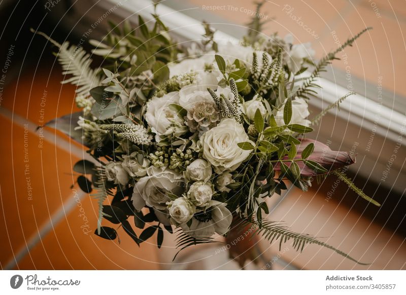 Eleganter Strauß in Fensternähe Blume Blumenstrauß Hochzeit elegant Stil Roséwein rustikal Stock Dekor hochzeitlich Pflanze Veranstaltung Blüte Blütezeit Flora