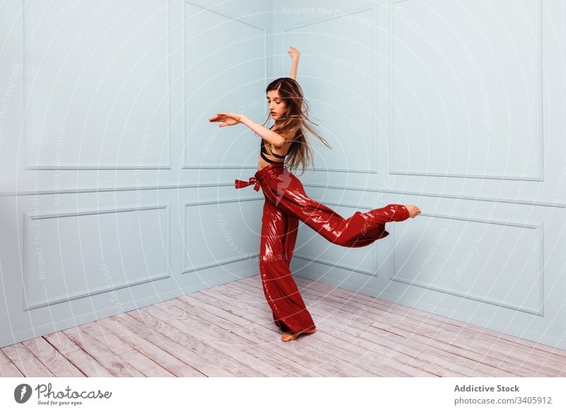 Stilvolle Tänzerin springt in Ecke des Studios Frau Tanzen springen Haare schütteln modern Eckstoß schlank elegant Model trendy Outfit Glamour sich[Akk] bewegen