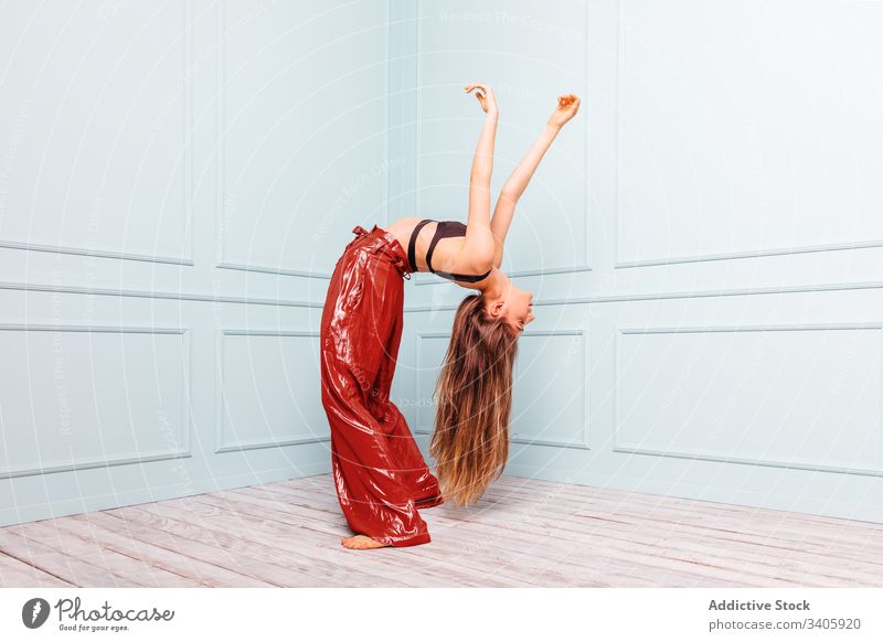 Flexible Tänzerin in der Ecke stehend Frau Tanzen Wegbiegung beweglich modern Stil Eckstoß Wand Ornament jung schlank trendy Mode Dehnung Outfit Model