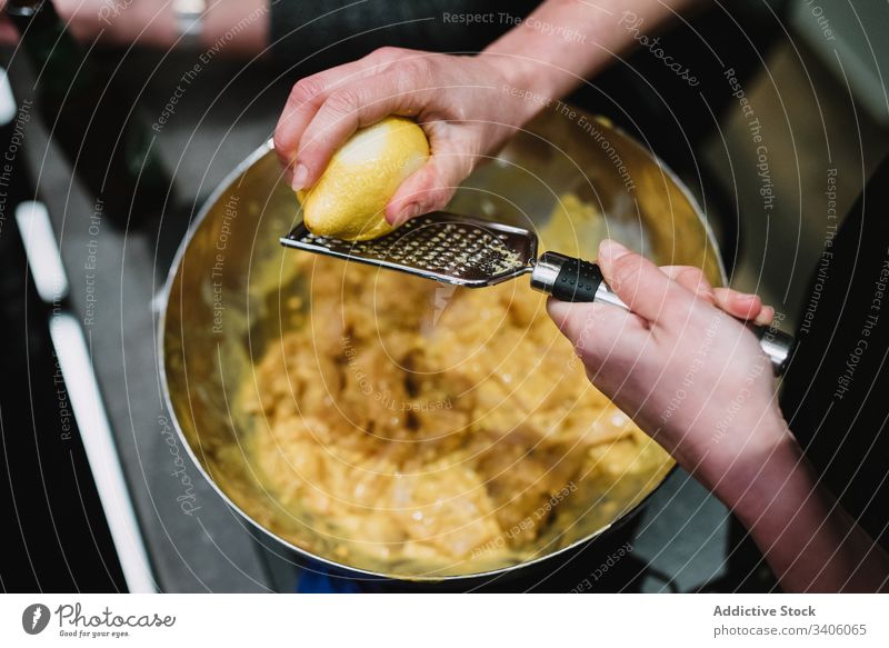 Erntehelfer kratzt Zitrone in der Küche Person zerkratzen sich[Akk] schälen Kartoffel Tisch Lektion Koch Lebensmittel Bestandteil frisch organisch vorbereiten