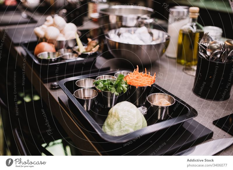 Frische Zutaten in der Restaurantküche Bestandteil Gemüse frisch Küche Tisch Tablett Lebensmittel Kurs vorbereiten Mahlzeit Speise Koch Veganer Vegetarier