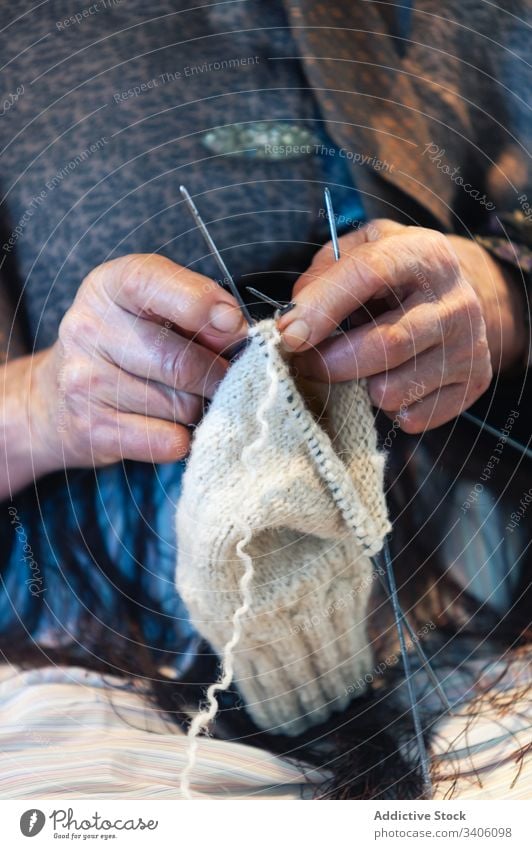 Ältere Frau strickt Kleidungsstück stricken Garn natürlich Nadel warm Wolle älter Hobby Senior Tradition handgefertigt Handwerk Material rustikal Faser Basteln