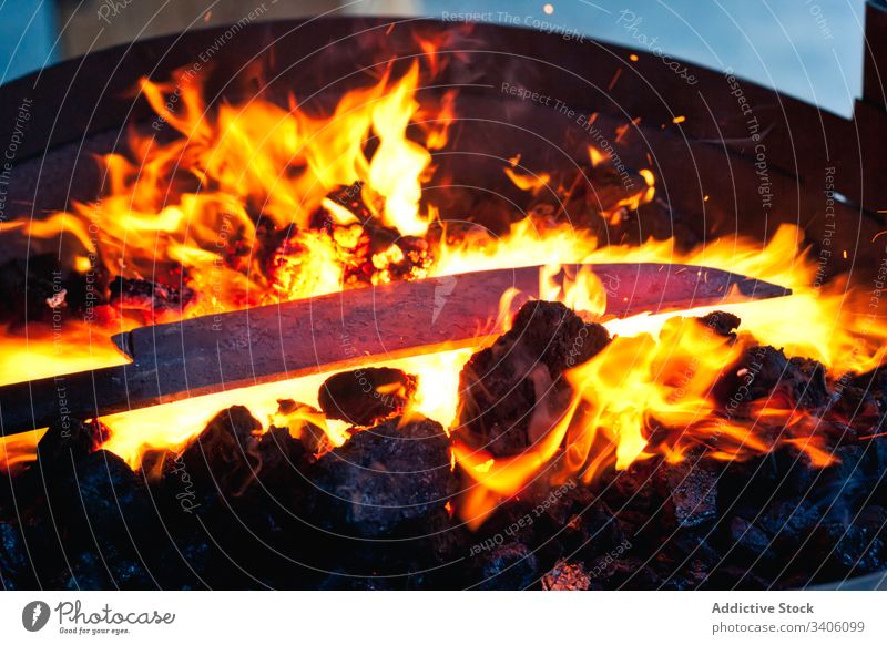 Messerrohling auf brennendem Feuer schmieden Herd Metall gießen Handwerk Schmiede Brand heiß Brandwunde erwärmen Flamme Freudenfeuer Kohle Brennstoff Stahl