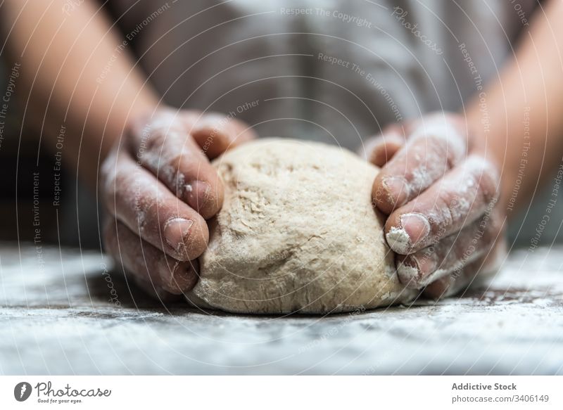 Getreidebäcker, der den Teig auf dem Tisch knetet Bäcker kneten Teigwaren Mehl Bäckerei Koch Küche Bestandteil Lebensmittel vorbereiten Brot Arbeit Job