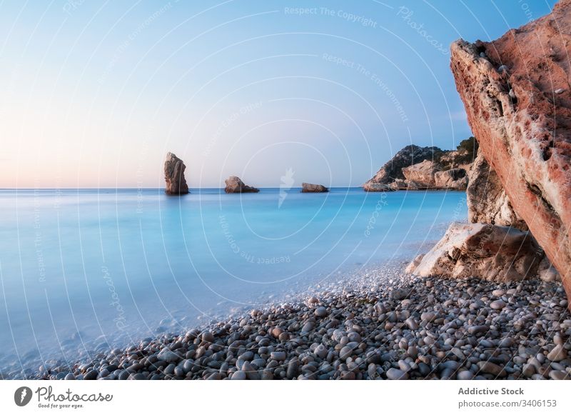 Felsenküste und friedliches Meer bei Sonnenuntergang Ufer MEER Himmel wolkenlos Landschaft niu de s'aguila Ibiza Spanien Wasser Natur Küste Windstille malerisch