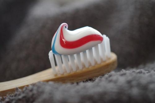 Zahnbürste mit Zahnpasta Zahnpflege Körperpflege Nahaufnahme Zahncreme Gesundheit Reinigen Zahnarzt Zähne dental frisch Gesundheitswesen Sauberkeit Morgen