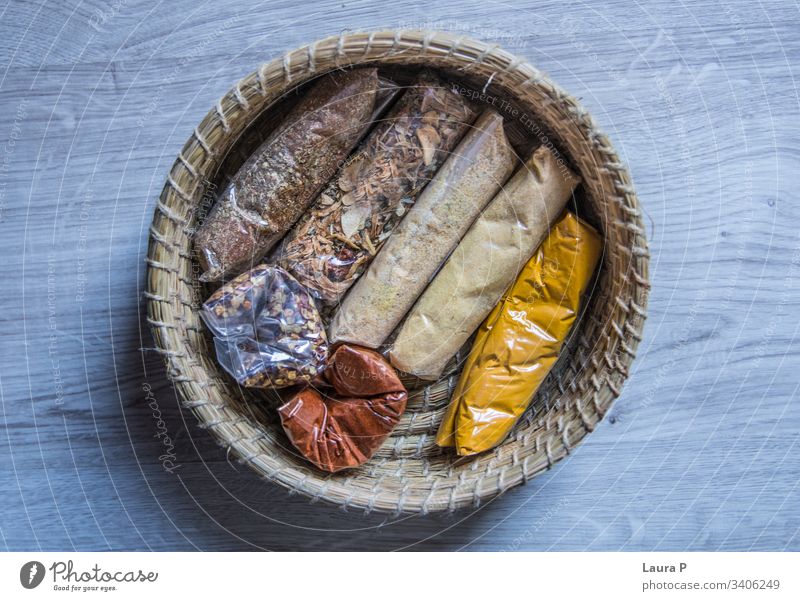 Draufsicht auf einen runden Flechtkorb mit Gewürzen Korb Blick von oben von oben gesehen Kurkuma von oben gelb Essen zubereiten rustikal Essen und Trinken